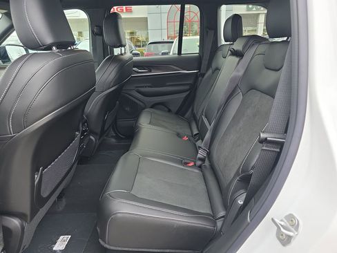 New 2026 Jeep Grand Cherokee Laredo image 9