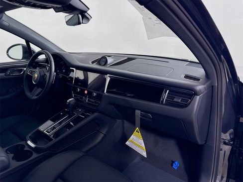 Used 2025 Porsche Macan image 30