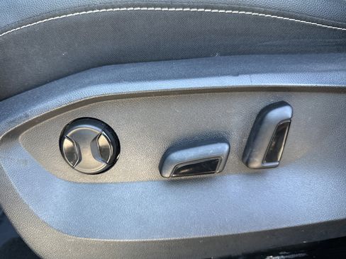 Used 2023 Volkswagen Taos SE w/ Panoramic Sunroof Package image 13