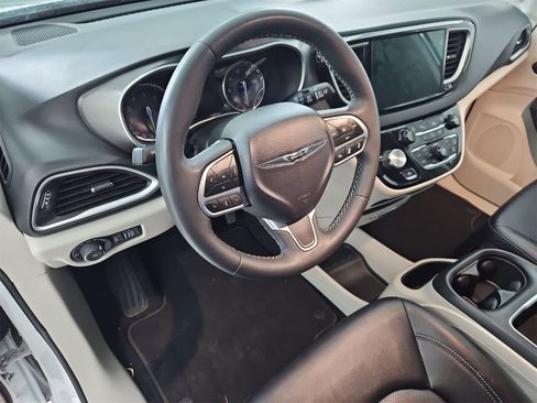 Used 2024 Chrysler Pacifica Touring-L image 2