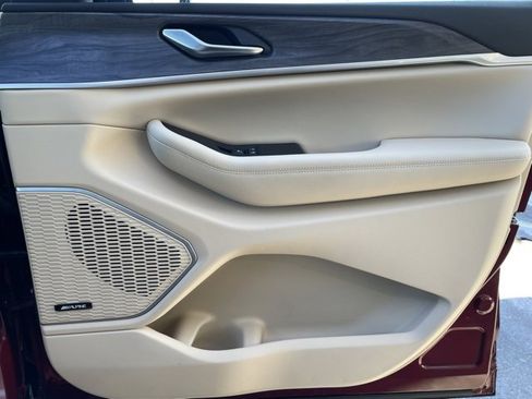 Used 2023 Jeep Grand Cherokee Limited w/ Luxury Tech Group II image 29