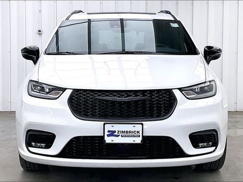 Used 2025 Chrysler Pacifica Limited FWD image 3