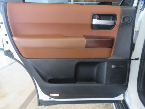 Used 2017 Toyota Sequoia Platinum RWD image 17