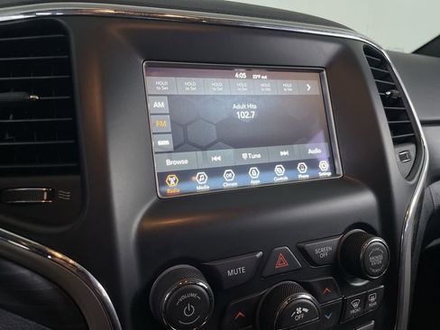 Used 2021 Jeep Grand Cherokee Laredo image 14