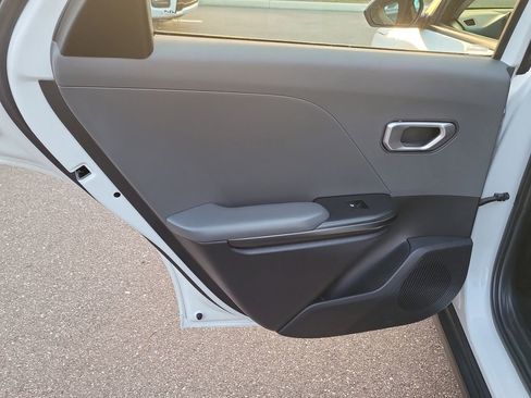 Used 2025 Kia K4 LXS image 8