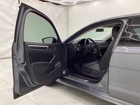 Used 2018 Volkswagen Passat 2.0T R-Line FWD image 16