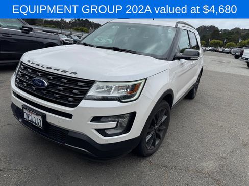 Used 2017 Ford Explorer XLT w/ Equipment Group 202A AWD/4WD image 3