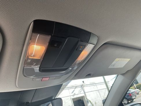 Used 2025 Kia Sorento S image 21