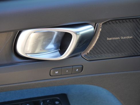 Used 2023 Volvo XC40 Recharge Ultimate image 20