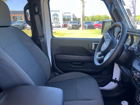 Used 2025 Jeep Wrangler Sahara w/ Safety Group image 13