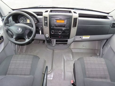 Used 2016 Mercedes-Benz Sprinter 2500 image 21