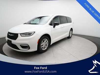 Used 2025 Chrysler Pacifica Select