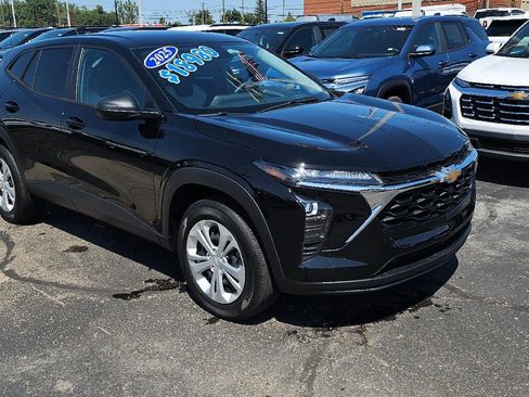 Used 2025 Chevrolet Trax LS FWD image 1