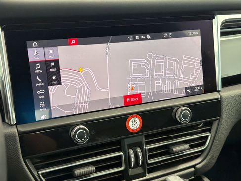 Used 2025 Porsche Macan image 23