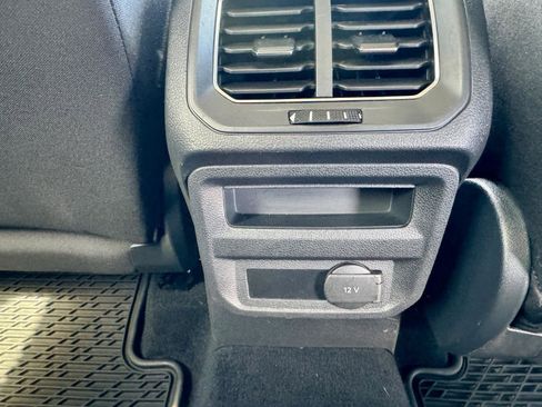 Used 2018 Volkswagen Tiguan S image 33