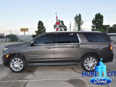 Used 2021 Chevrolet Suburban High Country w/ Premium Package image 2