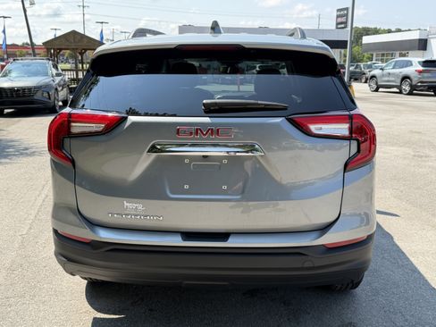 Used 2024 GMC Terrain SLE w/ Driver Convenience Package FWD image 9