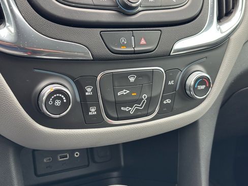 Used 2022 Chevrolet Equinox LS image 12