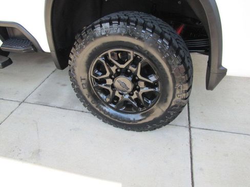 Used 2024 Chevrolet Silverado 2500 LT AWD/4WD image 33