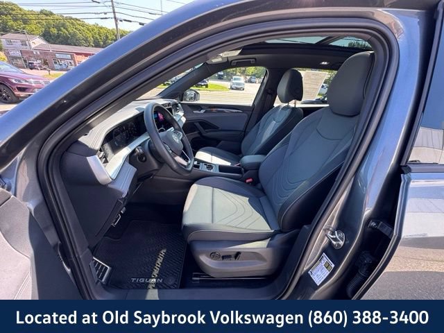 Certified 2025 Volkswagen Tiguan SE R-Line AWD/4WD image 32