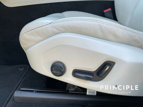 Used 2021 Volvo XC60 T5 Momentum w/ Premium Package image 16