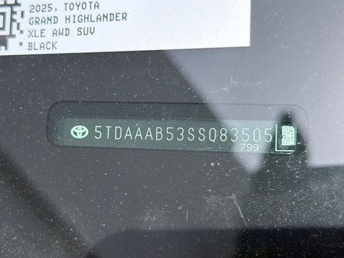 Used 2025 Toyota Grand Highlander AWD image 3