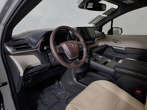 Used 2021 Toyota Sienna Platinum image 30