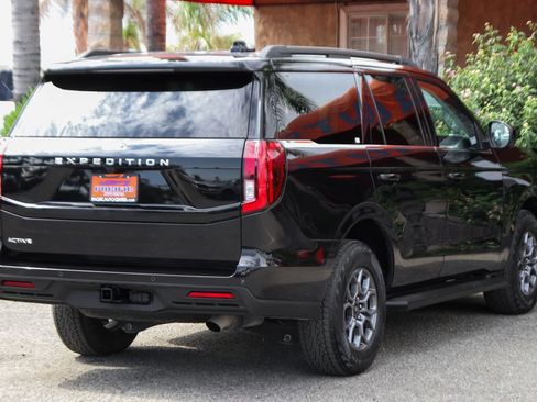 Used 2025 Ford Expedition Active AWD/4WD image 14