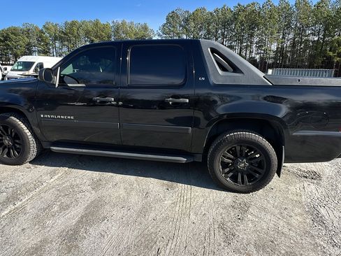 Used 2009 Chevrolet Avalanche LS image 11