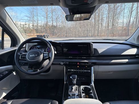 Used 2024 Kia Carnival EX image 19