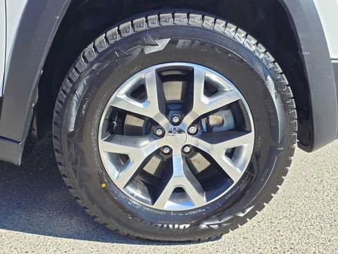 Used 2016 Jeep Cherokee Trailhawk w/ Comfort/Convenience Group AWD/4WD image 9
