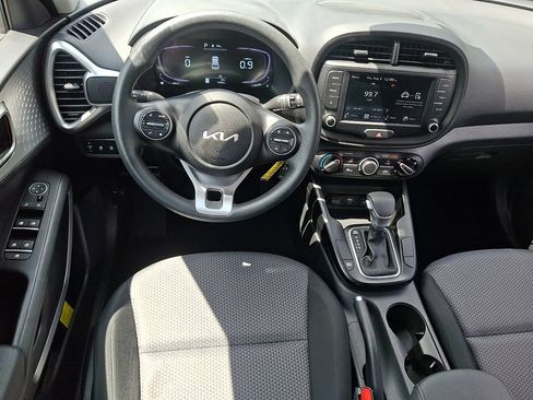 Used 2025 Kia Soul LX w/ LX Technology Package FWD image 11