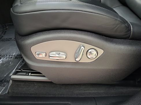 Certified 2026 Porsche Macan AWD/4WD image 16