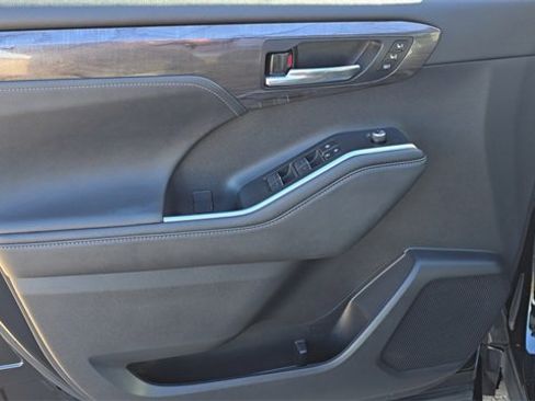 Used 2023 Toyota Highlander Limited image 9