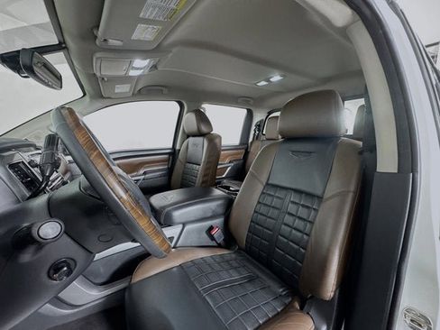 Used 2017 Nissan Titan Platinum Reserve image 19
