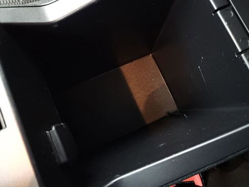 Used 2018 Ford Explorer XLT image 31