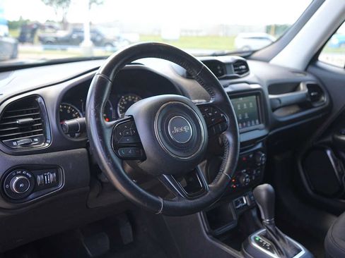 Used 2018 Jeep Renegade Altitude FWD image 2