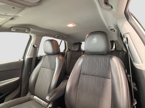 Used 2020 Chevrolet Trax LT w/ LT Convenience Package FWD image 19