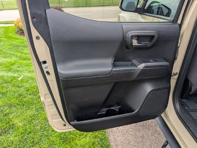 Used 2019 Toyota Tacoma TRD Sport w/ Technology Package RWD image 15