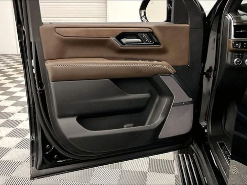 Used 2025 GMC Yukon XL Denali Ultimate w/ LPO, Floor Liner Package AWD/4WD image 21