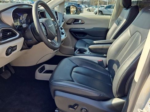 Used 2024 Chrysler Pacifica Touring-L FWD image 14