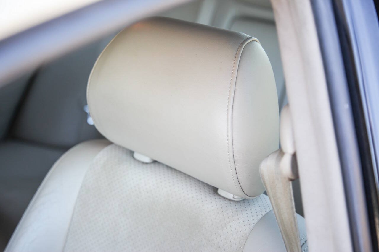 Used 2001 Lexus IS 300 w/ Leather Trim Pkg RWD image 33