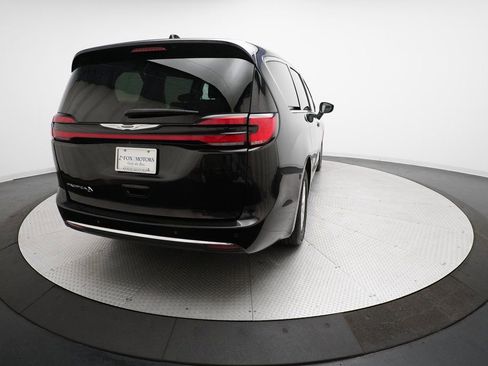 Used 2023 Chrysler Pacifica Touring-L image 36