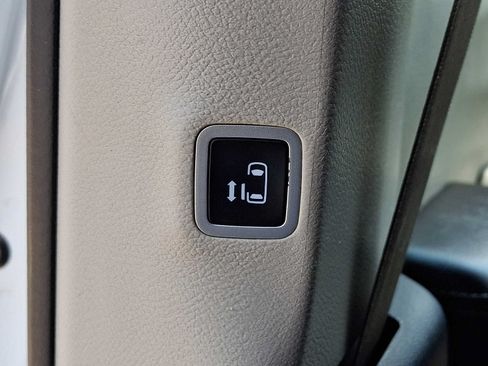 Used 2022 Chrysler Voyager LX FWD image 14