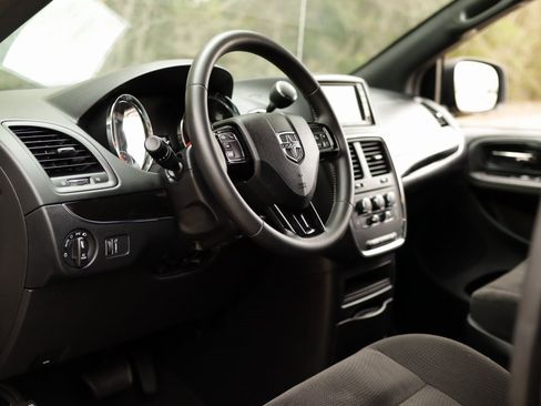 Used 2018 Dodge Grand Caravan SE image 9