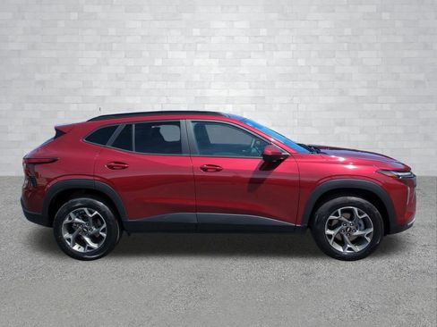 Used 2025 Chevrolet Trax LT FWD image 3