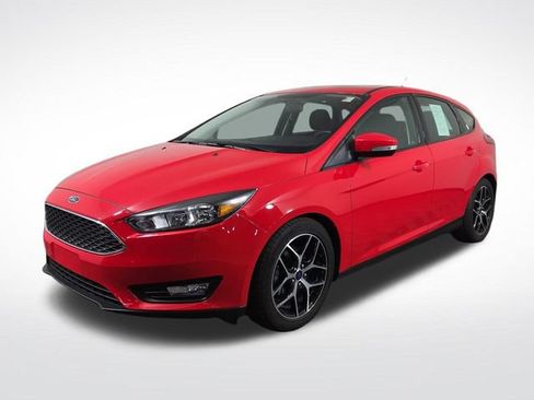 Used 2017 Ford Focus SEL w/ Cold Weather Package FWD image 2
