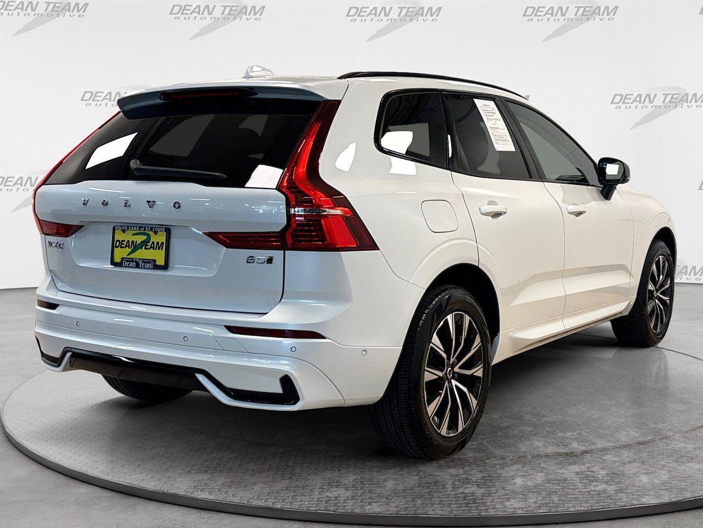 Used 2025 Volvo XC60 B5 Plus AWD/4WD image 4