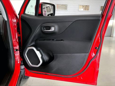 Used 2018 Jeep Renegade Latitude w/ Cold Weather Group AWD/4WD image 25