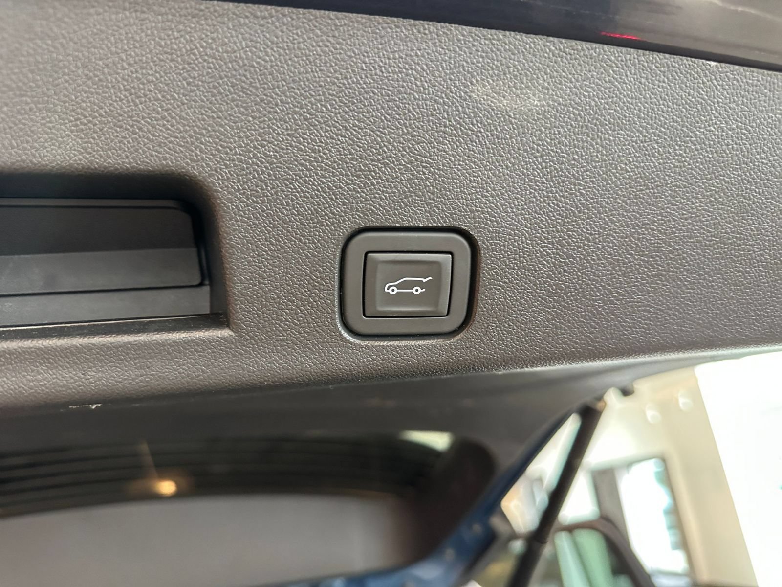 Used 2025 Chevrolet Traverse LT FWD image 24